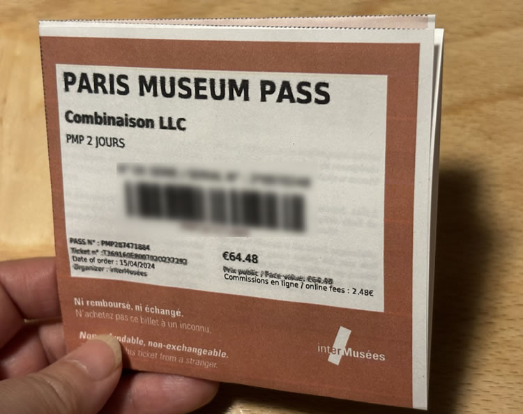 美術館の入口でこちらのバーコードを見せてスキャンして入場します。シリアル番号は予約の際に必要です。大切に保管します。